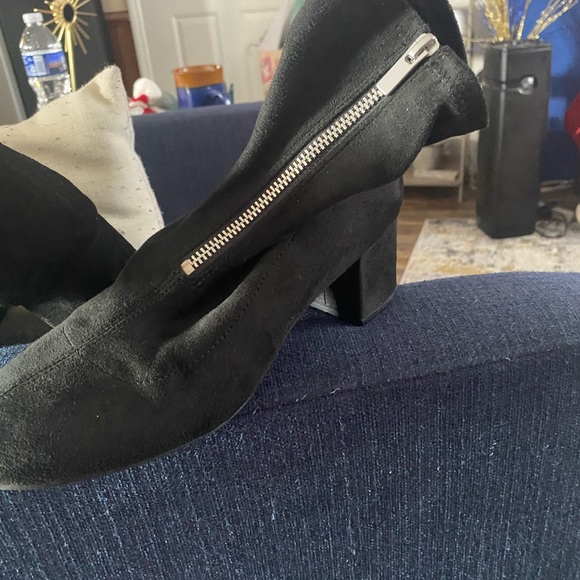 pair of H&M ankle boots with zip in front - Picture 2 of 2